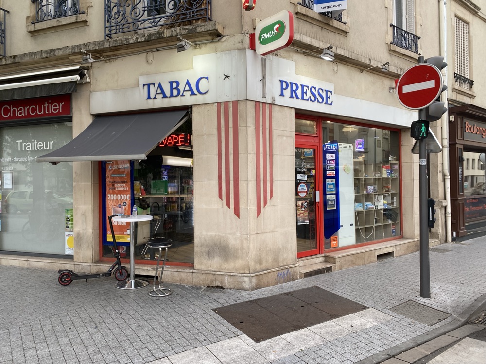 La devanture du Chiquito, tabac-presse au coin de la rue
